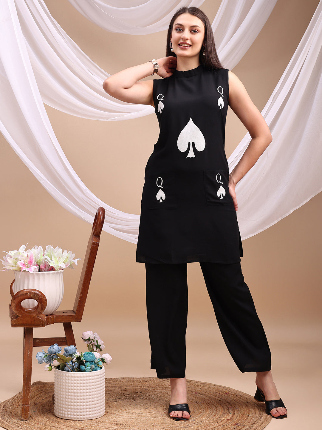 Black Queen of Hearts Embroidered kurta with Pockets Co-ords Set