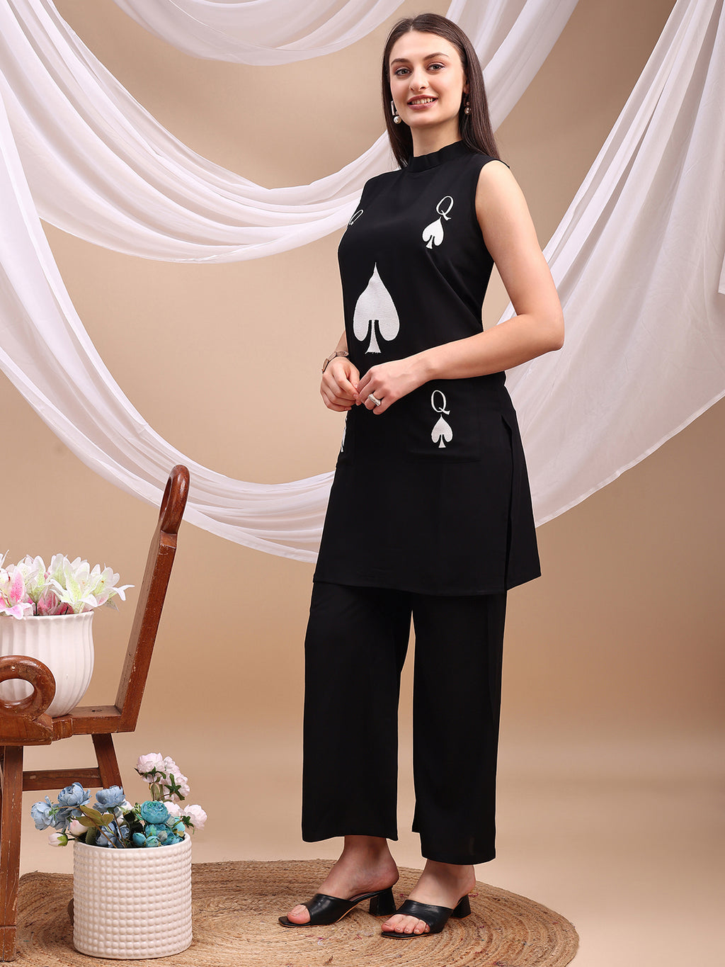 Black Queen of Hearts Embroidered kurta with Pockets Co-ords Set