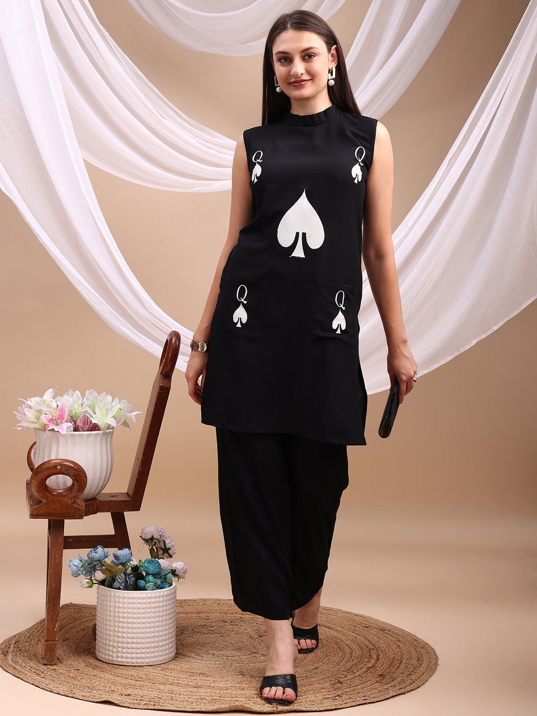 Black Queen of Hearts Embroidered kurta with Pockets Co-ords Set