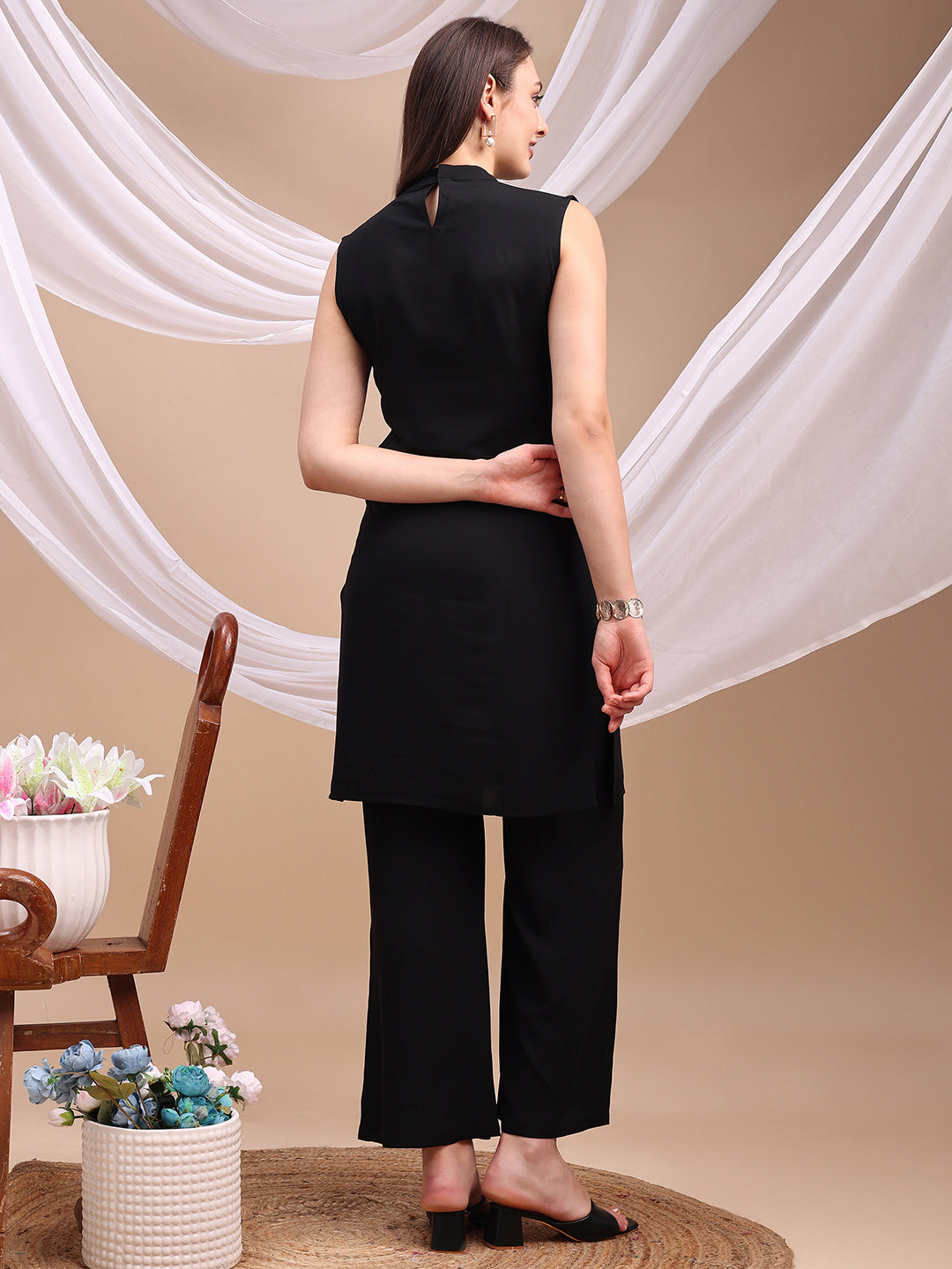 Black Queen of Hearts Embroidered kurta with Pockets Co-ords Set