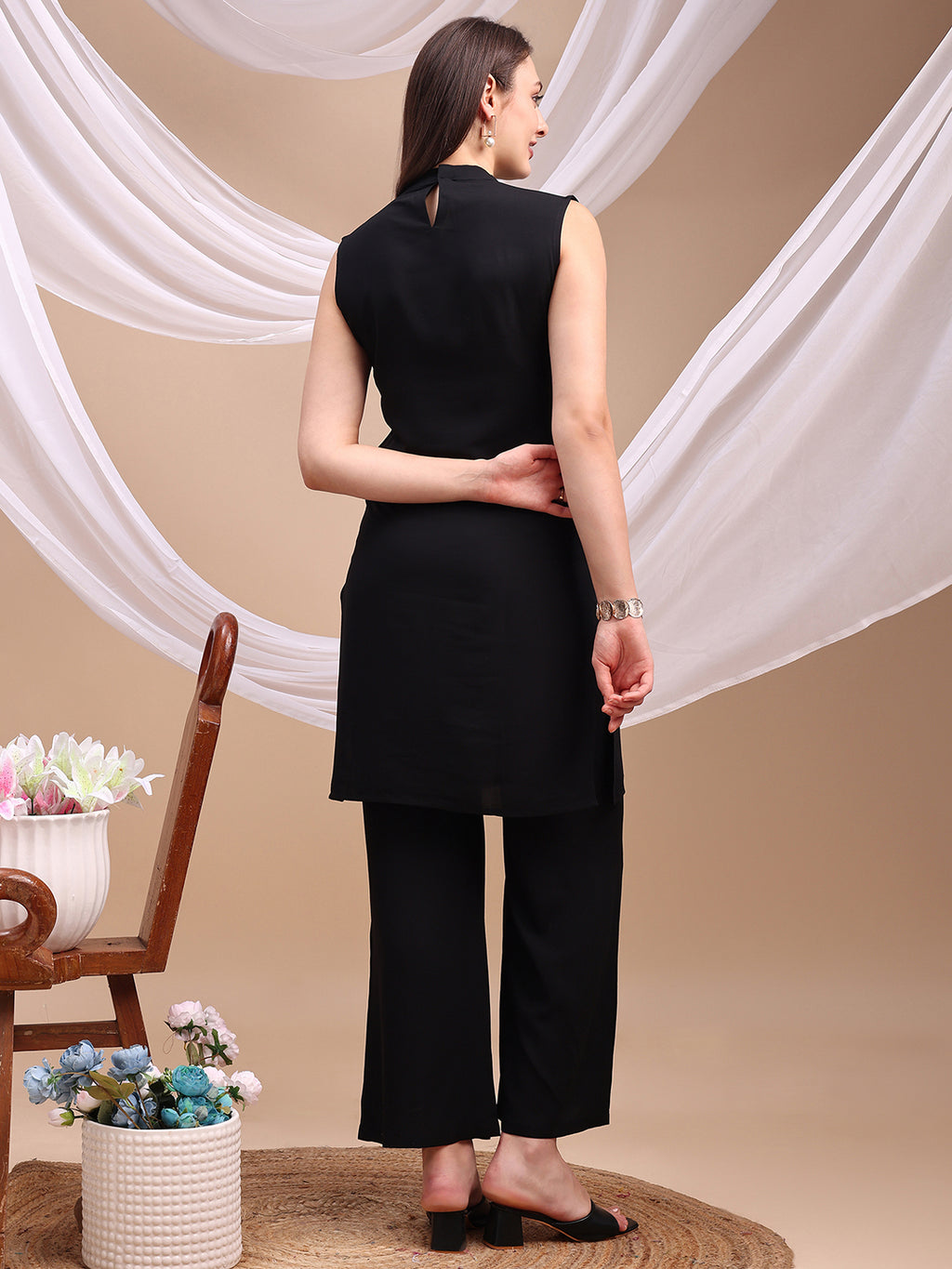 Black Queen of Hearts Embroidered kurta with Pockets Co-ords Set