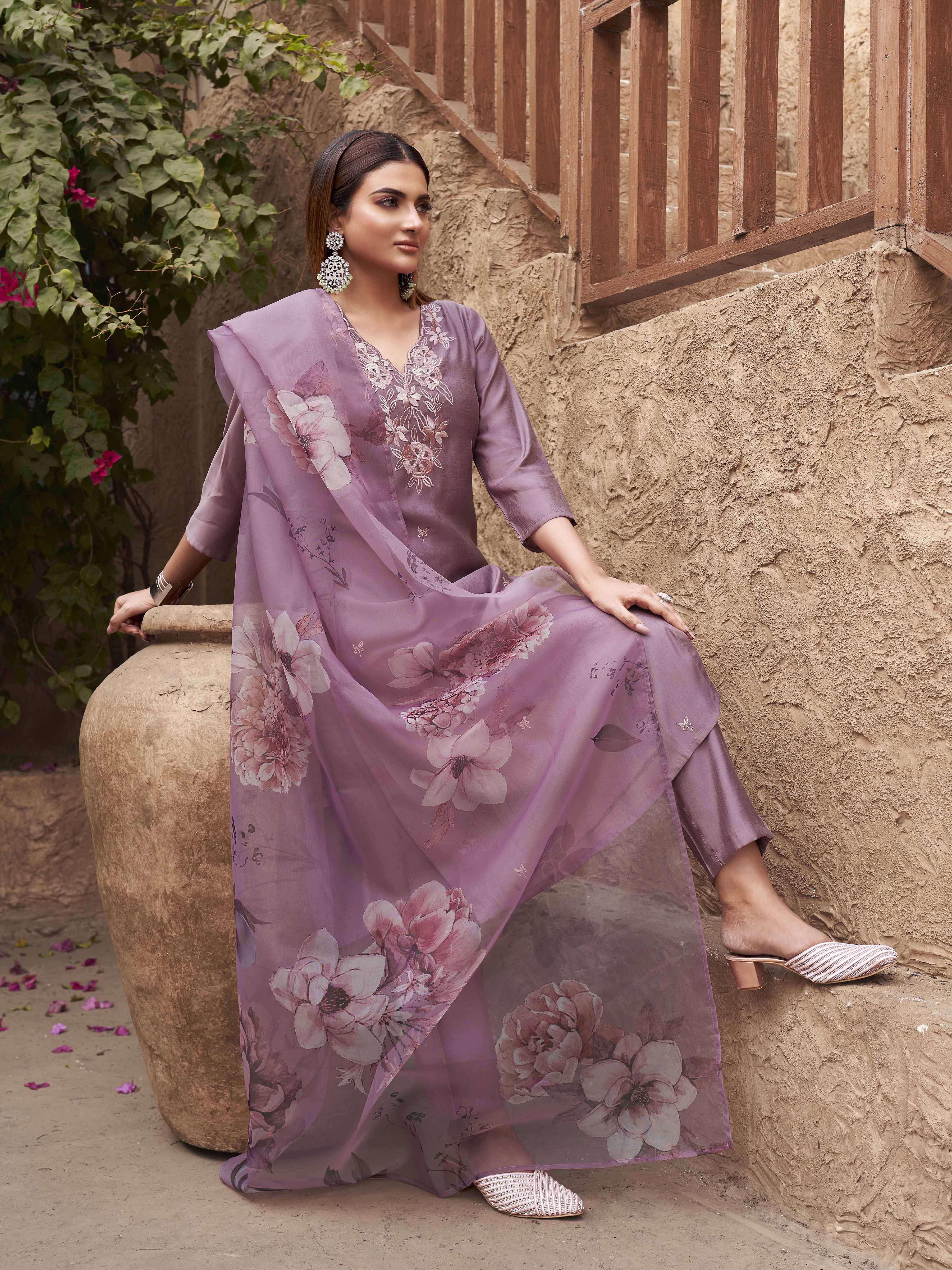 Mauve Color Silk Blend With Printed Dupatta & Light Shade Embroidery Kurta Set